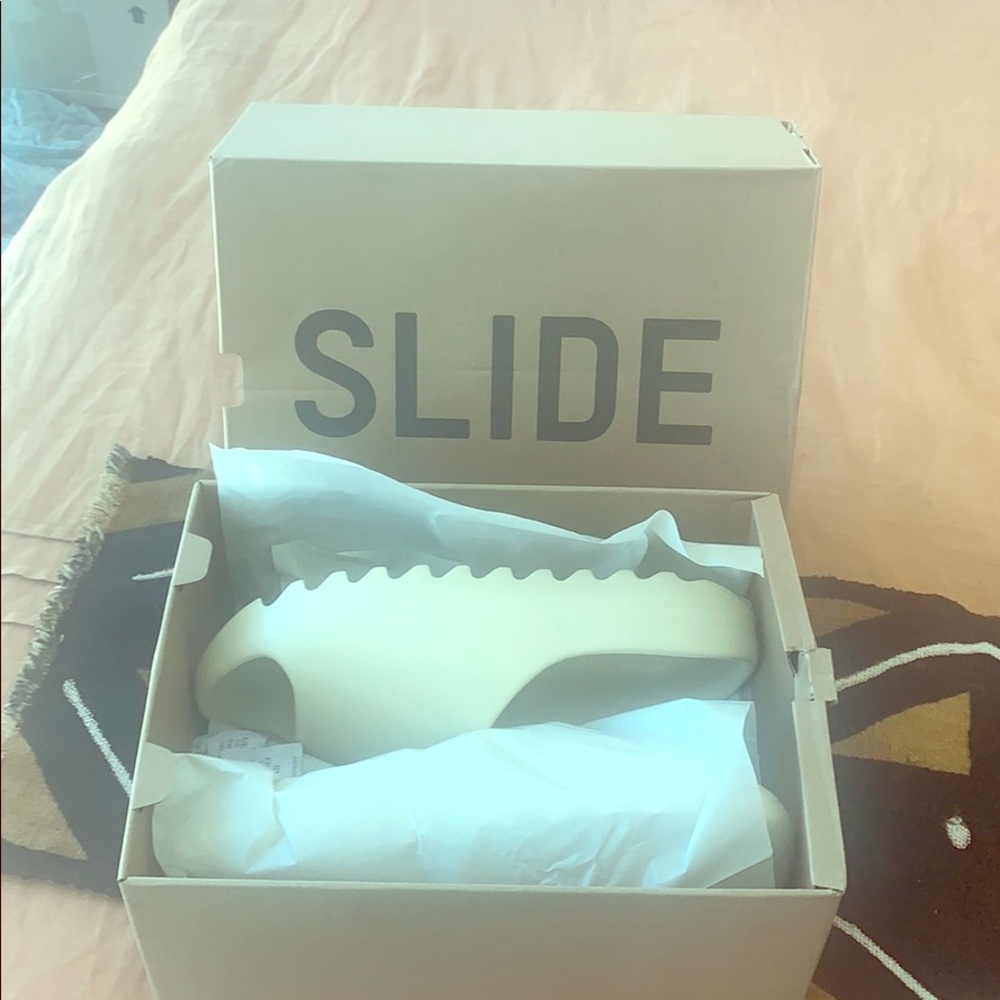 New Yeezy slide ‘Bone’ only tried on. Size 11.